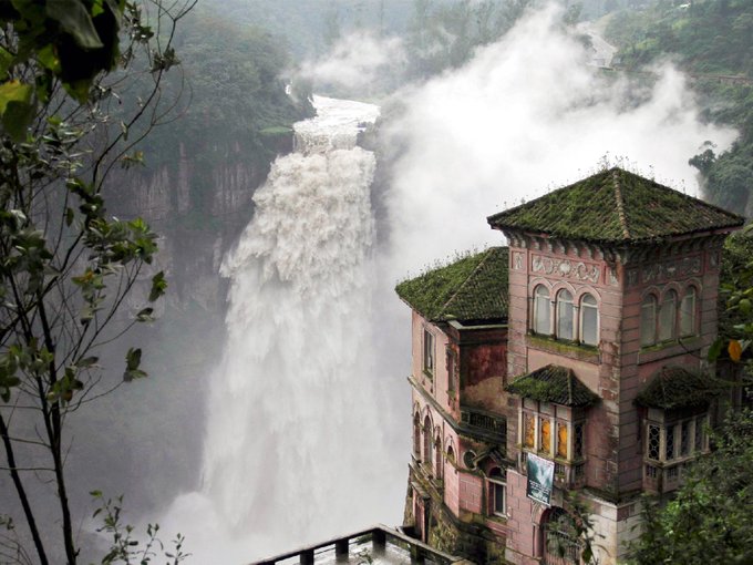 Visitantes y cuidadores del abandonado Hotel del Salto en Colombia, al pie de una cascada de 157 metros de altura, en inmediaciones de San Antonio de Tequendama, dicen que es normal sentir eventos paranormales. Según la leyenda mucha gente eligió el acantilado para suicidarse.