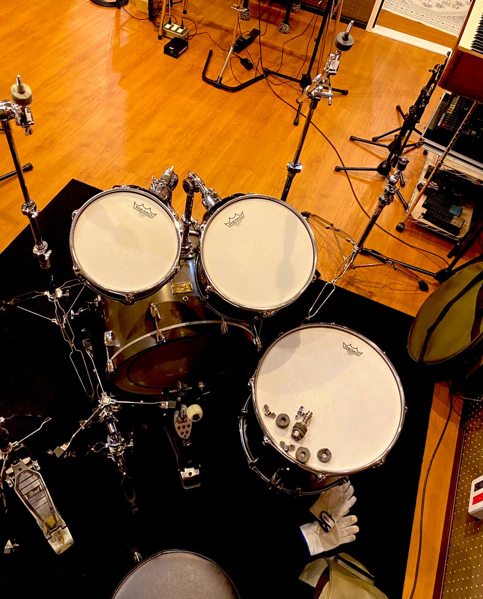 drummerHIROTO's tweet photo. ほいほい〜スタジオ搬入からの〜
やっていきましょう〜٩( 'ω' )و
#PearlDrums
#ClassicMaple https://t.co/glYN640p58