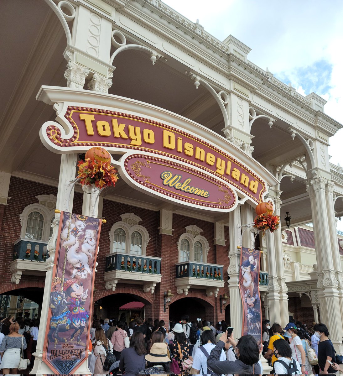 ななとぅー ランド久しぶり ハロウィン 仕様になってた 天気良くてアイス クラブマウスビート当たってショー観てきた