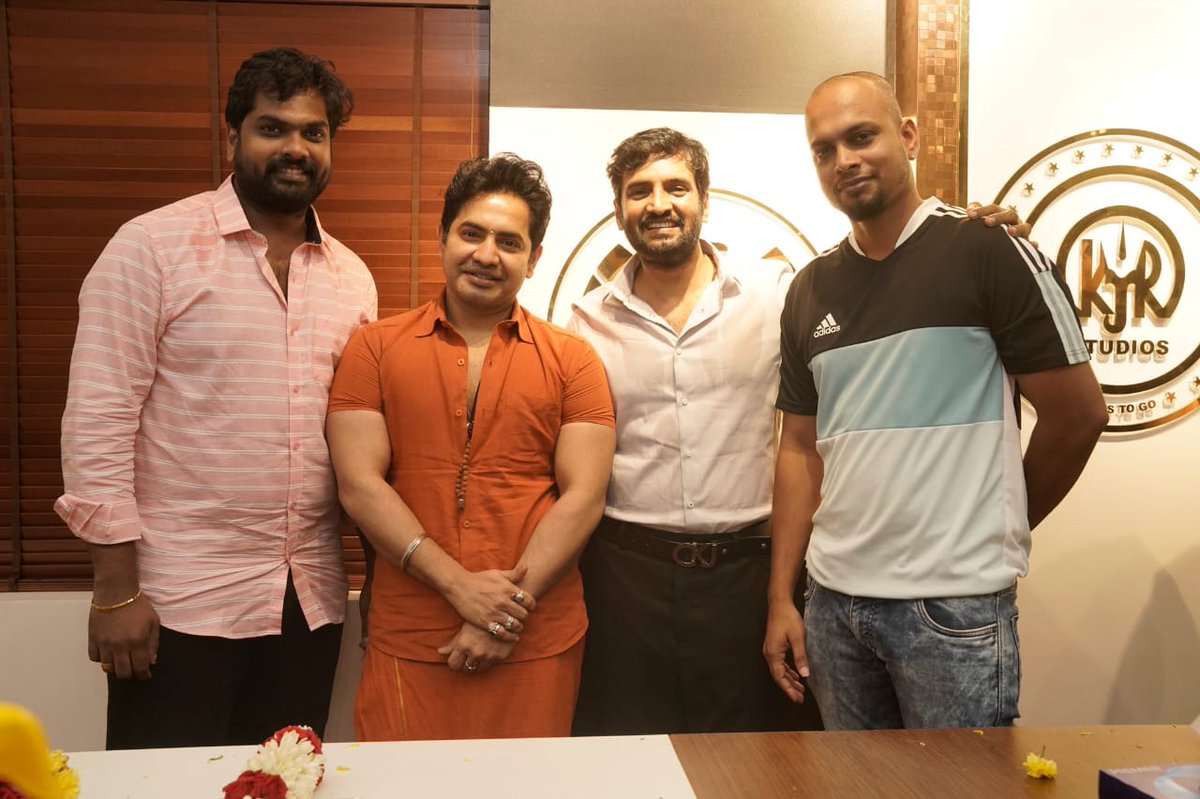 KeralaSanthanam's tweet photo. #Santhanam's #Dikkiloona Vettri Koottani. Nice pics of their celebration earlier tonight 👌 @iamsanthanam @SanthanamGp https://t.co/K8LIMI69QF