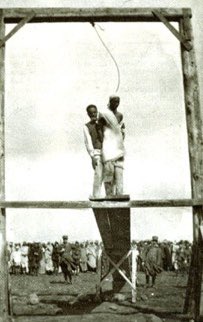 ANPIRomaPosti's tweet photo. "Contro chi ha combattuto?" " Ho combattuto contro
il Governo italiano."

#OmarAlMukhtār,guerrigliero libico cirenaico,guidò la resistenza anticoloniale contro gli italiani negli anni venti.Arrestato, venne impiccato a #Soluch, il #16settembre 1931. In #Libia è un eroe nazionale. https://t.co/RYrCKe5ba8
