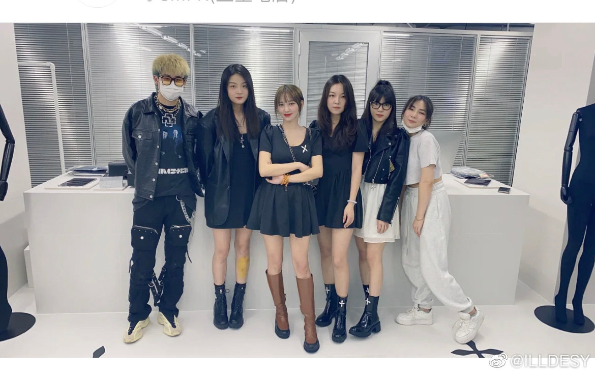 xiaoxiaomiii_'s tweet photo. 📍CHENG XIAO UPDATE

21-09-15

Cheng Xiao spotted on her one of fav brand clothing line. 
SMFK posted the picture yesterday, together with the store assistants and staffs.

📸: SMFK Account https://t.co/6T8wiMdKEY