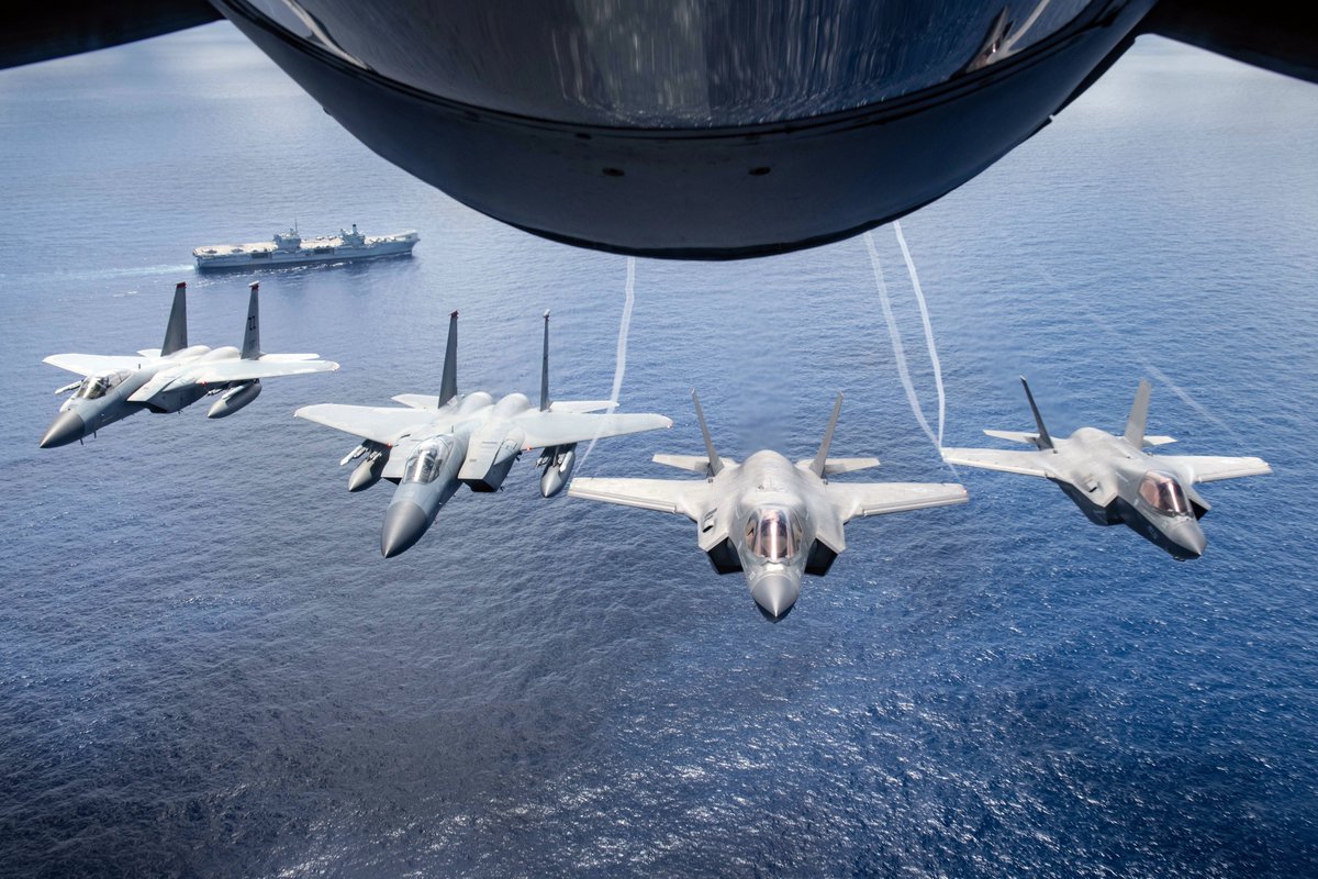 KadenaAirBase_J's tweet photo. 西太平洋で行われた大規模広域訓練(LSGE21)において、KC-135ストラトタンカー空中給油機から撮影した様子です(8月24日)。英空母クイーン・エリザベスも航行しています。(写真: 米空軍公式ホームページより)
#LSGE #ZZ #F15 #F35 #KC135 #hmsqnlz #CSG21 https://t.co/KFdUMQVrwy