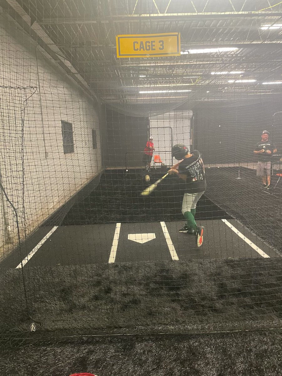 metrorfg's tweet photo. Believing in the process! @mpactbaseballok 2027 putting in the work and getting 1% better tonight. Good cage work! #dirtdogboys #BaseBall #hitballharduwin https://t.co/HCFw5AXogD