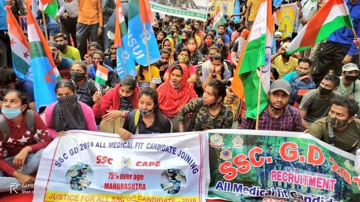 #SSCGD2018 
युवाओं का जुनून,जज़्बा हैं वर्दी पहनकर घर जाने का।
सपना संजोए हैं हर हाल में देश सेवा का।

सभी मिलकर एक स्वर में बोले🔊
"घर हम कैसे जाएंगे,
वर्दी लेकर जाएंगे।"💪🏻
#17SepDelhiChalo_Sscgd2018 

मा० <a href="/AmitShah/">Amit Shah</a> जी 8माह से अपनी वर्दी के लिए युवा भटक रहा हैं,सुध लिजिए 🙏🙏