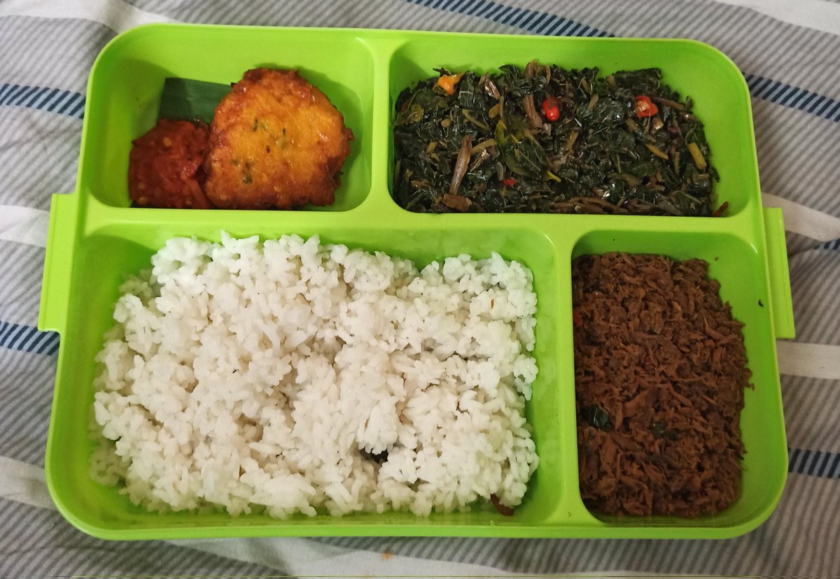 Alhamdulillah, jatah makan siang kali ini enak. Oseng daun pepaya nya mantul, abon tongkolnya enak, ada es klamud pula😍