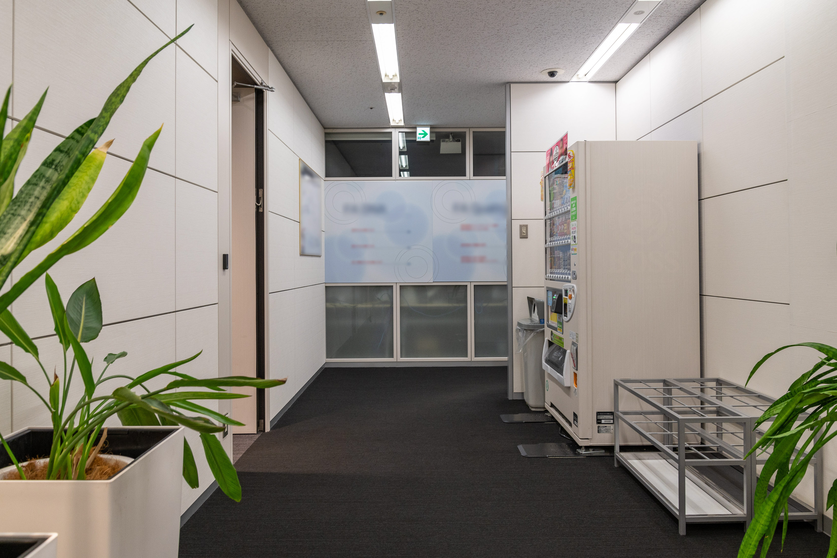 Comict 漫画素材集作ってます フリー素材のお知らせ T Co Jnlktuvtnz に オフィス休憩スペース のフリー素材を追加しました 無料 オフィスの休憩スペース T Co Gonob6lyle 自動販売機とソファーが置かれた小さめラウンジです