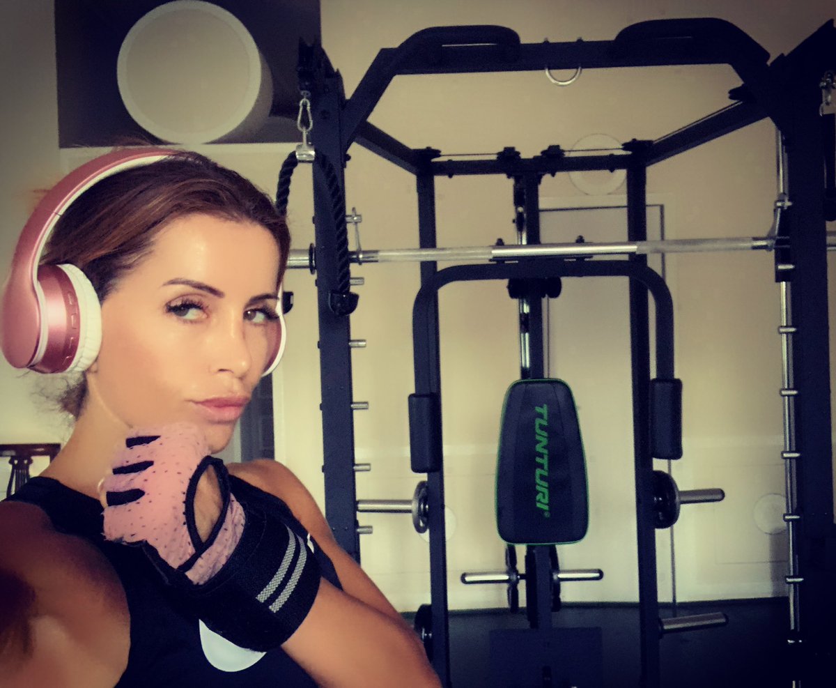 tizianafait's tweet photo. #readytokick #me #photooftheday #tizianafait #faitstyle #faitpower #fatafait #motorinrosa #teneteimotoriaccesi #followme #gymtime https://t.co/xPOrB2DjRC