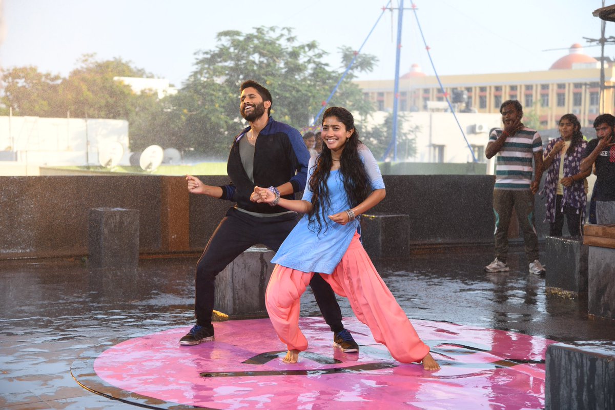 SaiPallaviMania's tweet photo. Dancing with @Sai_Pallavi92 was a quite Challenge. She's a brilliant performer and an amazing dancer,I rehearsed a lot. If my performance is appreciated, half of that credit should go to #SaiPallavi & #Eeswari garu along vth @sekharkammula
-@chay_akkineni #LoveStory https://t.co/Hn74FynMTY