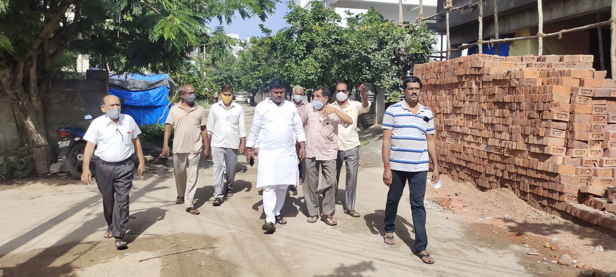 ArunaSurendhar's tweet photo. నాగోల్ డివిజన్ గణేష్ నగర్ లో కాలనీ ప్రతినిధుల తో కలిసి కాలనీ అంతటా పర్యటించి వారిని సమస్యలు అడిగి తెలుసుకున్న కార్పొరేటర్ చింతల అరుణ సురేందర్ యాదవ్ గారు ....
@GadwalvijayaTRS @GhmcMayoroffice 
@BJP4Telangana https://t.co/iCeF1RuDiN