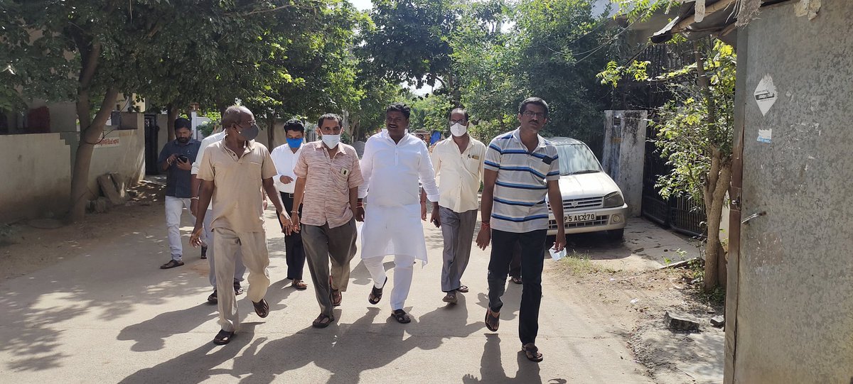 ArunaSurendhar's tweet photo. నాగోల్ డివిజన్ గణేష్ నగర్ లో కాలనీ ప్రతినిధుల తో కలిసి కాలనీ అంతటా పర్యటించి వారిని సమస్యలు అడిగి తెలుసుకున్న కార్పొరేటర్ చింతల అరుణ సురేందర్ యాదవ్ గారు ....
@GadwalvijayaTRS @GhmcMayoroffice 
@BJP4Telangana https://t.co/iCeF1RuDiN