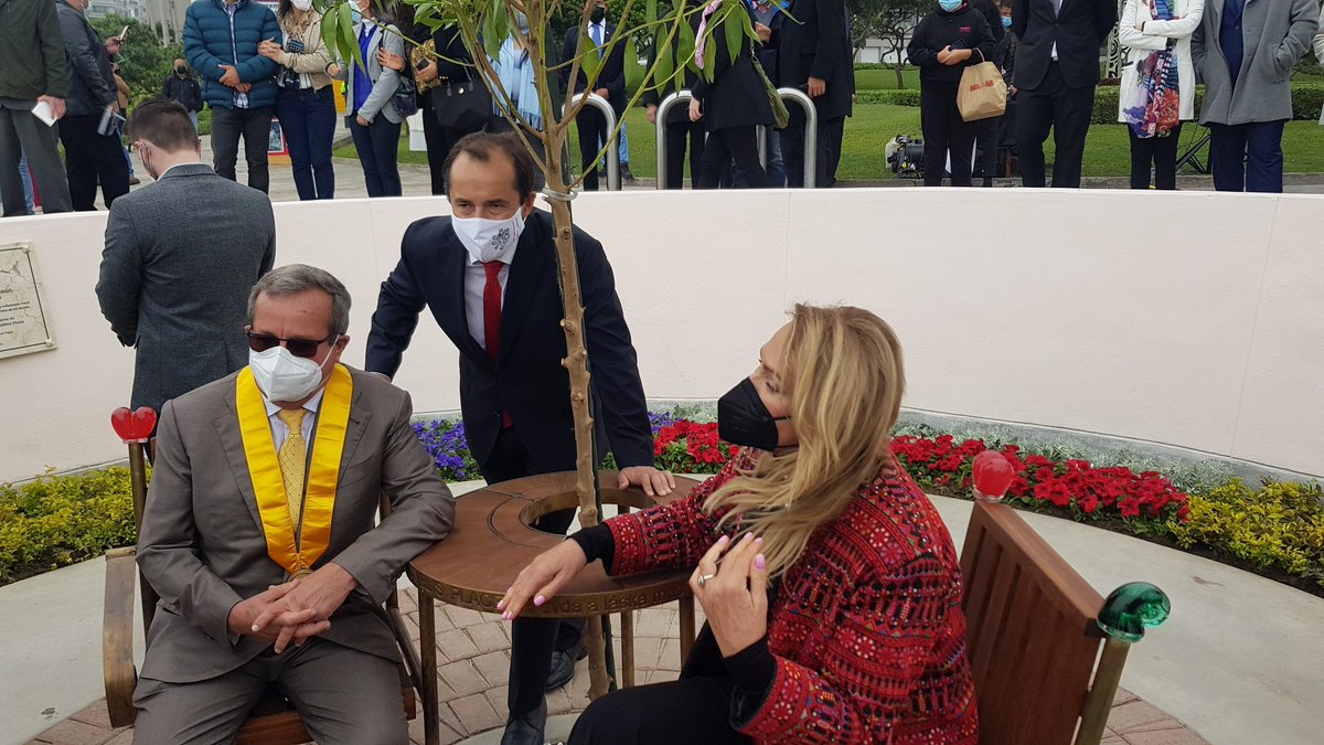 msedlacek67's tweet photo. S velkým potěšením jsem přivítal v Peru paní Dagmar Havlovou.  Společně jsme pak i se starostou Miraflores Luisem Molinou @LuisMolinaArles inaugurovali dnes ve středu 15. září 2021 památník (lavičku) Václava Havla v Limě. Večer jsme se zúčastnili premiéry Havlovy hry Audience! https://t.co/GmGW9DzDaV