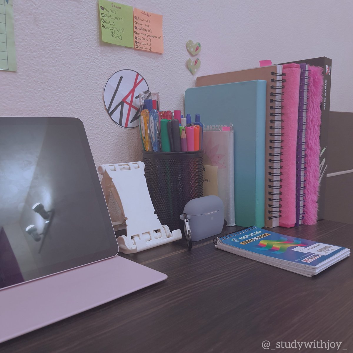 _studywithjoy_'s tweet image. Y'all know what season is coming...YES! IT IS AUTUMN! Actually I am not a big fan if autumn but it looks beautiful as with little clouds in the sky and no hot sun rays and a ticklish breeze💗🧋🍪!
✶⊶⊷⊶⊷❍
#studytwt #study #studylife #studydesk #deskinspiration #straykids