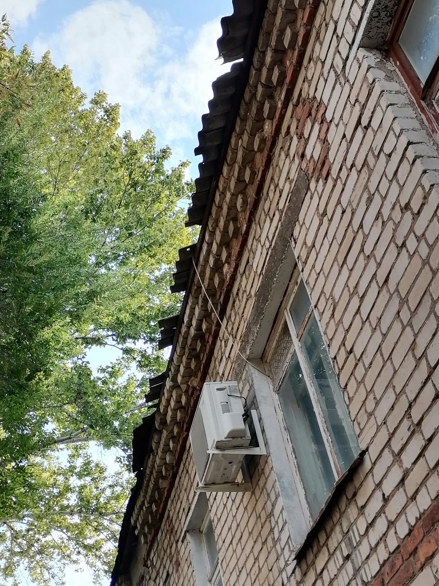 Nadezhda_Pech's tweet photo. @D_Azaroff над нашим домом как не было крыши, так ее и нет. УК Самара умеет только собирать деньги и при каждом удобном случае ссылаться на ЖКС. Ни одних работ не было проведено... Про уборку придомовой территории и подъездов вообще молчу. Примите, пожалуйста, меры. https://t.co/TGWyTIzb9M