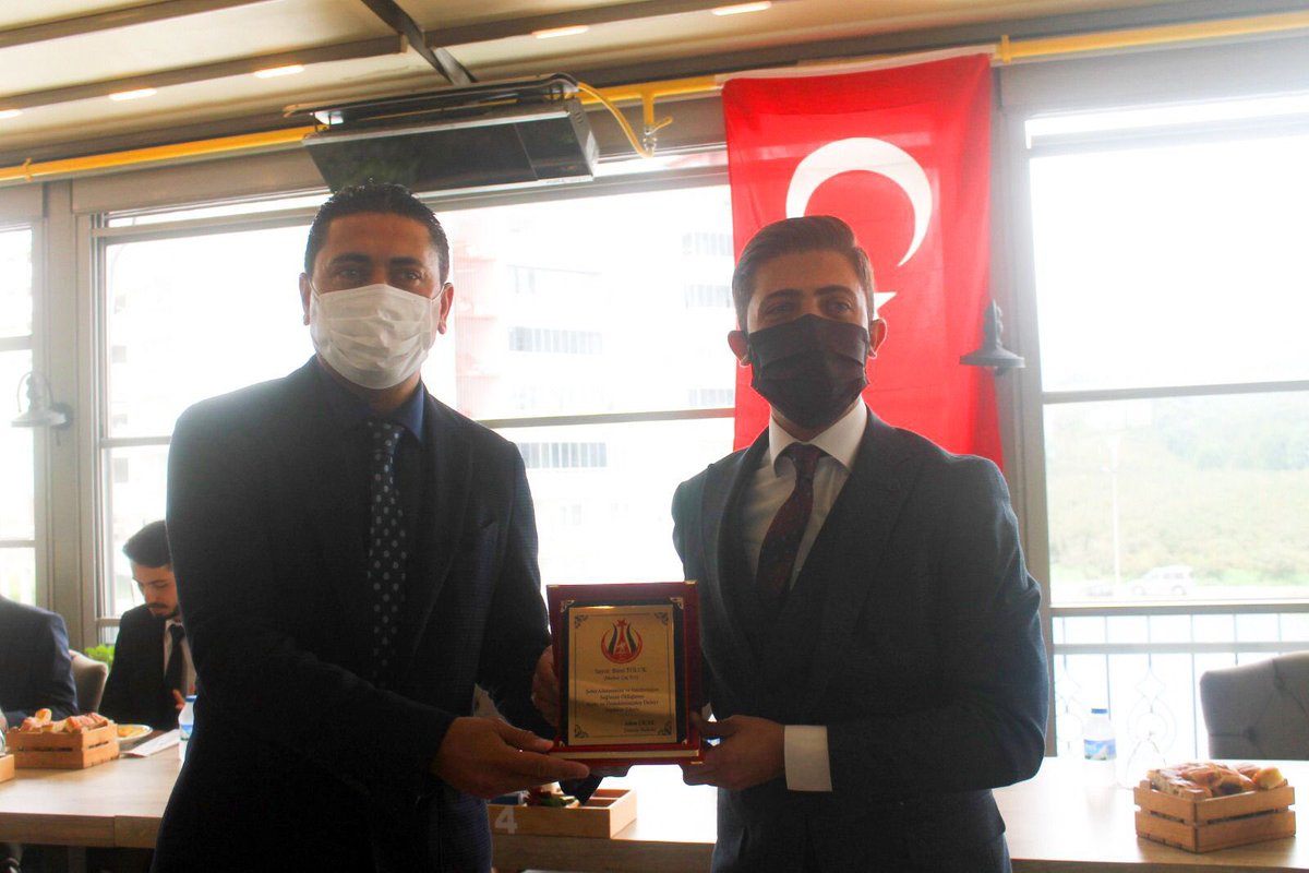 Merkez Büfe ve Çay evi olarak Şehit ve Gazi ailelerine verdiğimiz destekten dolayı Şehit ve Gaziler derneği Başkanı Sayın Adem Çiçek Beyin düzenlediği Bu proğramda Fatsa Cumhuriyet Başsavcısı Sayın Özcan Çabukoğlu tarafından verilen Plaketimizi aldık.