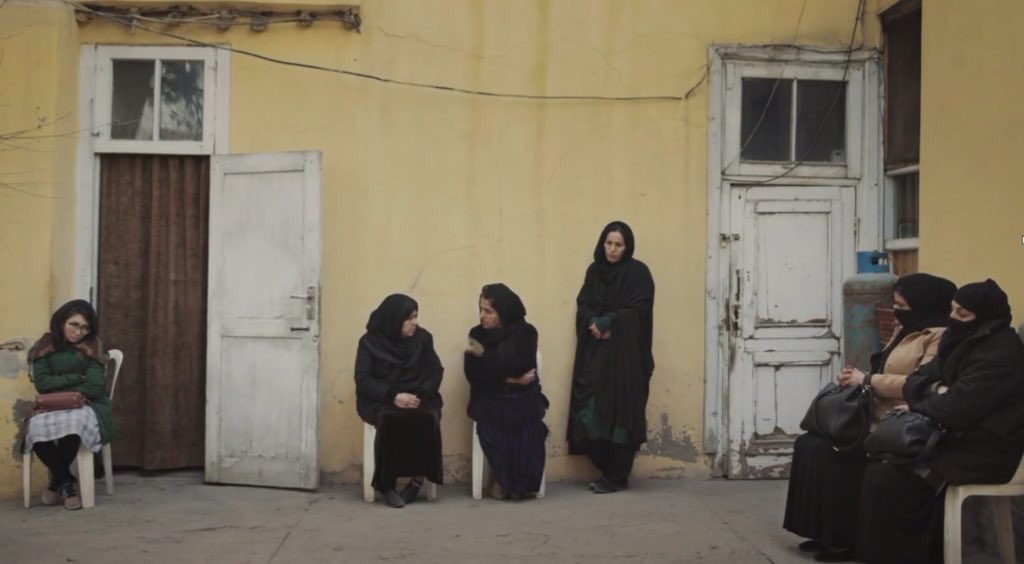 BAD OMEN เรื่องราวของช่างตัดเสื้อในกรุงคาบูล อัฟกันนิสถาน ที่ต้องการตัดแว่นสายตาอันใหม่ เป็น female lead ที่เต็มไปด้วยบรรยากาศหม่นๆ เรื่องนี้เรียกได้ว่าดำเนินเรื่องด้วยตัวละครตัวเดียวก็ว่าได้ แต่เขาสามารถถ่ายทอดอารมณ์ออกมาได้อย่างหนักแน่น /ดูง่าย สนุก ภาพสวยมาก  #signesdenuit2021