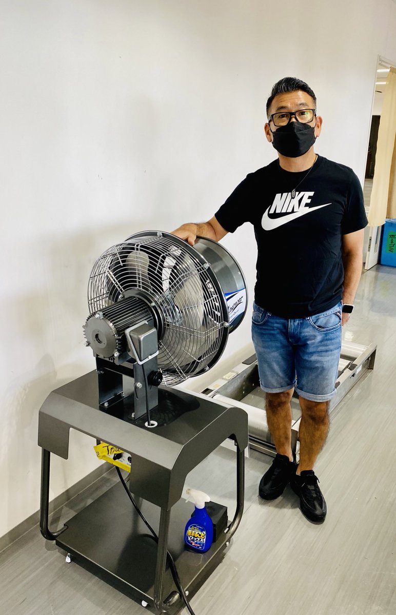 4580shiitake's tweet photo. 自然風が出る「ウインドレーサー」を開発した鎌田さんがメンテナンスに来てくれました。モトGPで活躍中の「佐々木歩夢」選手やF1レーサーの「角田裕毅」選手のトレーナーをされている方で今でも世界を舞台に活躍しております、今日はこれからオートポリスへ向かうそうです🛫 https://t.co/iFG38hx9ZX