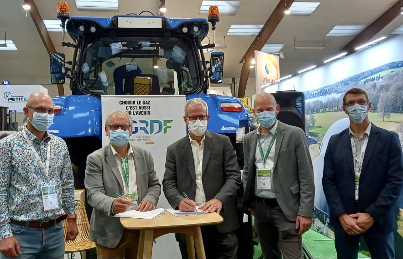 .@xavierpassemard, directeur biométhane #GRDF et <a href="/FBeaupere1/">BEAUPERE françois</a>, président <a href="/ChambagriPdL/">Chambres agri PdL</a>, ont signé dans le cadre de <a href="/SPACERennes/">SPACE</a> une convention de partenariat visant à développer la #mobilité #BioGNV dans la filière agricole. 
#GazVert #Agriculture #Territoires #EnR #Energie