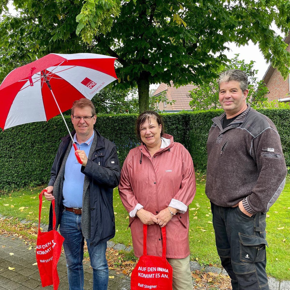 Ralf_Stegner's tweet photo. Gestern Straßenwahlkampf im strömendem Regen.
Mit #PaulaRoterWahlkampfbus führte mich die #StegnerTourBundestag21 nach #Prisdorf, #Bilsen + #Borstel-Hohenraden.
Am späten Nachmittag tolle Straßenaktion mit den #Jusos zum Thema „bezahlbares Wohnen“ mit sehr positiver Resonanz! https://t.co/MMB9SZNZFa