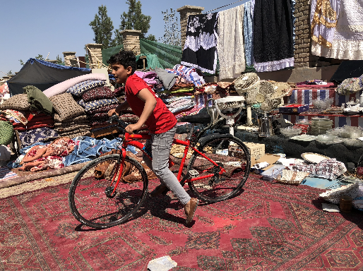 mikelayestaran's tweet photo. Ahora que poco a poco #Afganistan va saliendo de la agenda de los informativos, se apagan las luces y las cámaras y comienza la acción de verdad en el Emirato

Muchos solo quieren escapar… como sea https://t.co/Ol7zAE6zF4