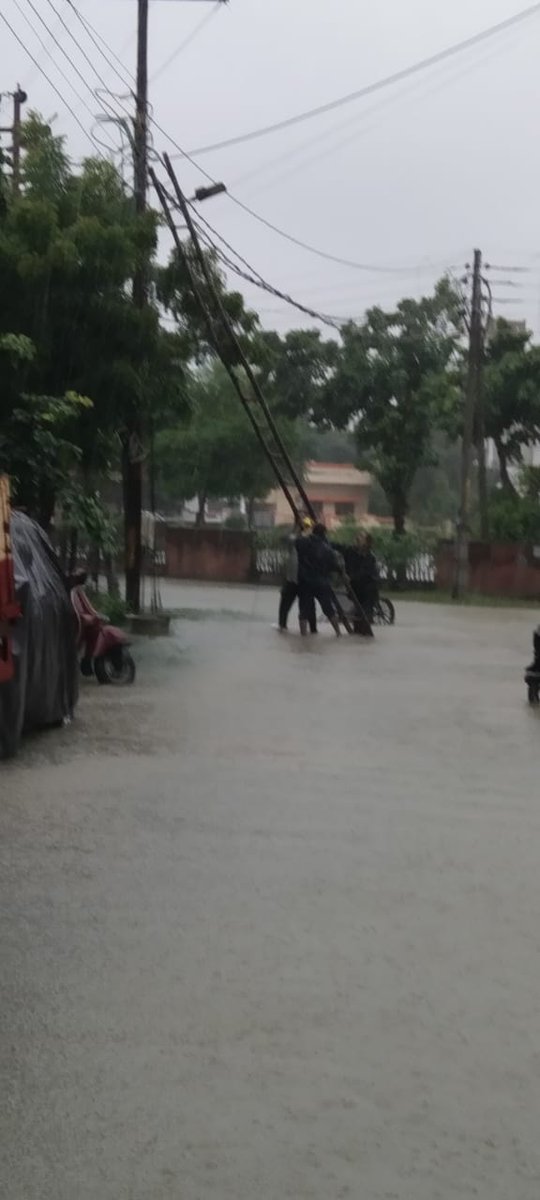 <a href="/ptshrikant/">Shrikant Sharma</a> <a href="/ChairmanUppcl/">Chairman Uppcl</a> <a href="/mduppcl/">MDUPPCL</a> <a href="/MVVNLmd/">MVVNL</a> <a href="/ggvpatel/">Er Gopal Vallabh Patel</a> तूफानी बारिश और जलभराव में भी अनवरत विद्युत आपूर्ति बनाए रखने के लिए विद्युत कर्मियों/अवर अभियंताओं द्वाराप्रतिकूल परिस्थितियों में कर्तव्य परायणता को नमन। ऊर्जा प्रबंधन को बेहतर उपभोक्ता सेवा हेतु आवश्यक सुविधा देना चाहिए।