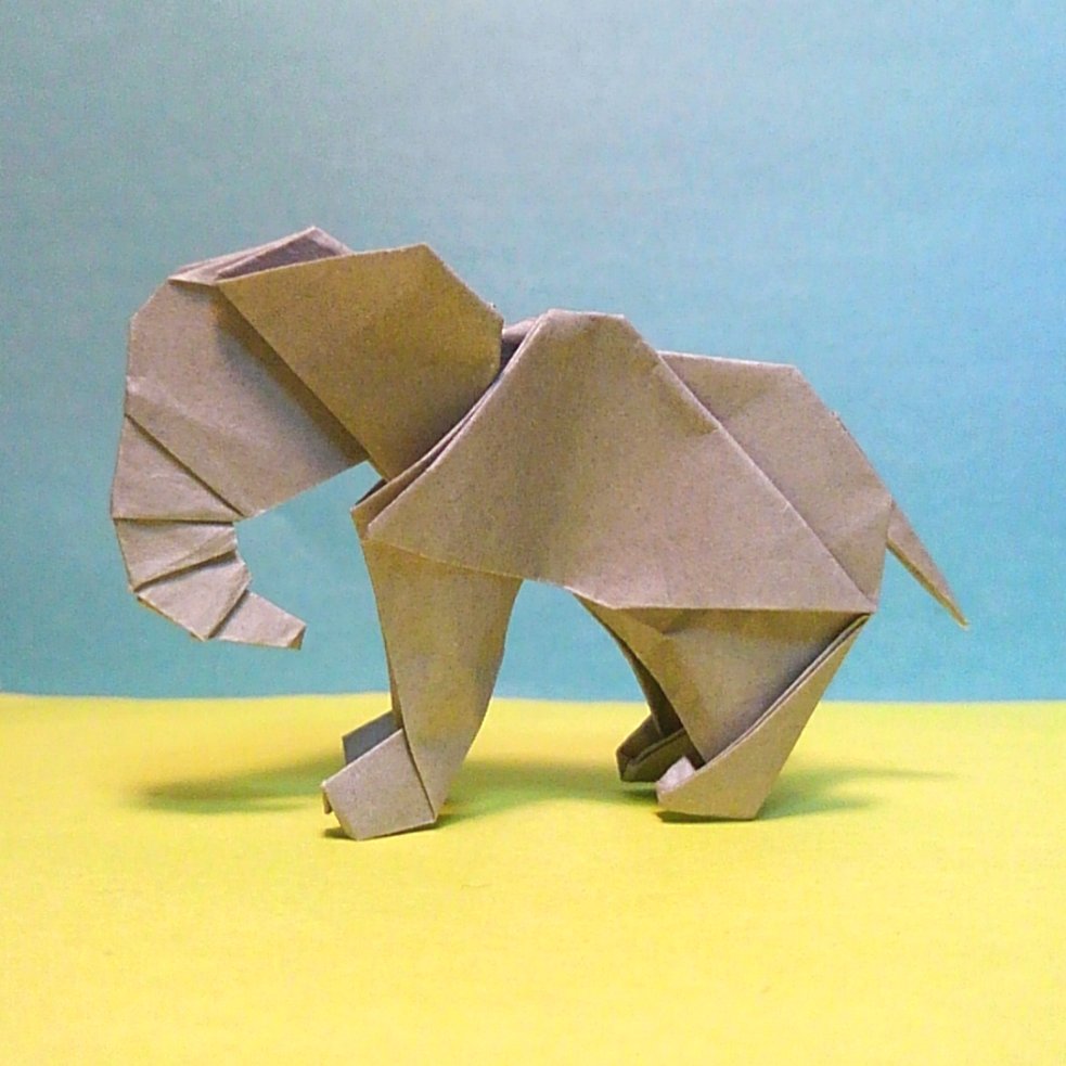 ミャー沢 象 Elephant 今回も鶴の基本形の改造です 小さい頃からゾウは何となく好きな動物ですね 大きくて どこか優しそうで 歯が4本しかなくて リンゴとか食べてて 折り紙 Origami 折り鶴 T Co 9gxcfdlyic Twitter