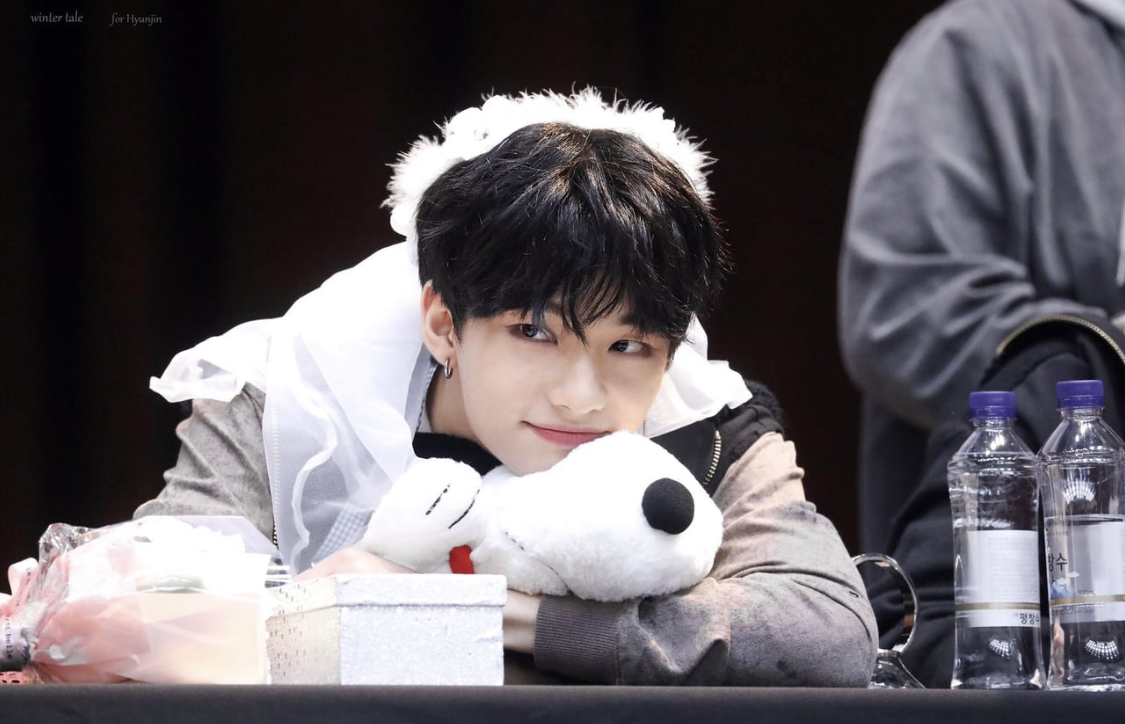 Hyunjin long for you перевод. Хван Хёнджин. Хенджин Stray Kids. Хван Хенджин 2022. Хван Хёнджин 2023.