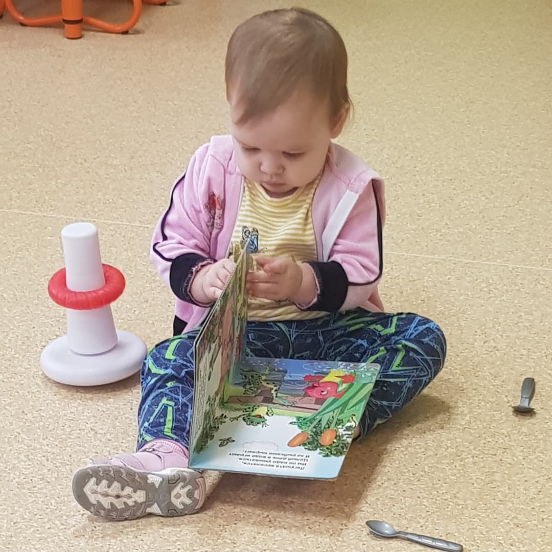 Вот так проходит адаптация наших самых ❤ маленьких воспитанников в группе "Малышок". Ребяткам чуть больше года, а они уже учатся играть вместе,  договариваться, делиться.  И у них все, как у взрослых: завтрак по расписанию, занятия, игры... 👼❤