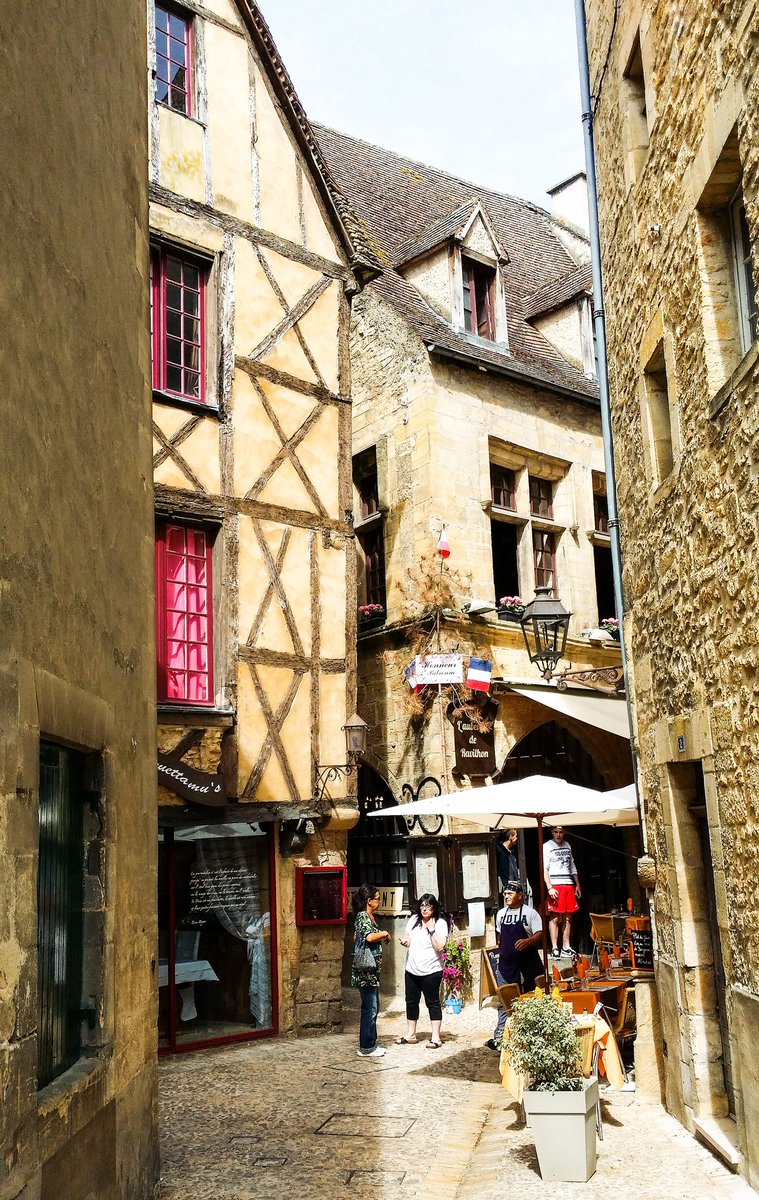 Some of the prettiest places to see in any country are outside the city.

#travelthursday #thursdaytravel #thursdaytraveltip #traveltip #travel #sarlat #france #frenchtowns #frenchcountryside #travellingineurope #europetravel #traveleurope #europe #europedestination #artoftravel