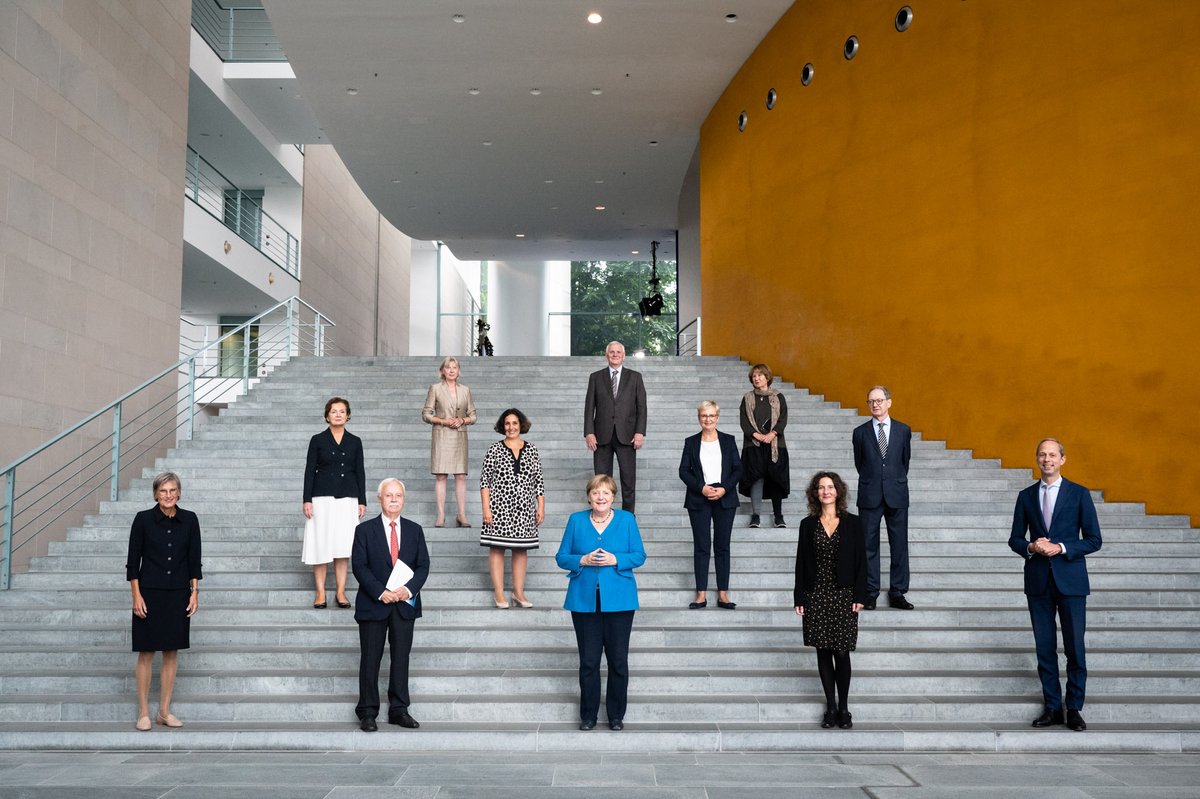 Zum Ende seiner 3. Mandatszeit übergab der Normenkontrollrat heute #Bundeskanzlerin Dr. Angela Merkel seinen #NKRJahresbericht2021: “Zukunftsfester Staat – weniger Bürokratie, praxistaugliche Gesetze und leistungsfähige Verwaltung“.

normenkontrollrat.bund.de/nkr-de/aktuell…