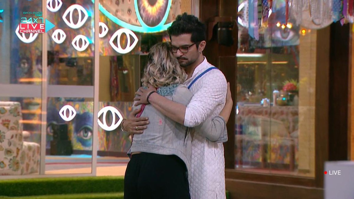 NehaBhasinTeam's tweet photo. I didn’t lose a trophy, I rather gained friends like family. Thank you @ShamitaShetty @realsehajpal and @RaQesh19 for being my bed rock in the show. 💕
#nehabhasin #shamitashetty #pratiksehajpal #raqeshbapat #bbott #bbottonvoot #bbott24x7 #bbottlive #biggboss #biggbossott https://t.co/jfMlaoJO3f