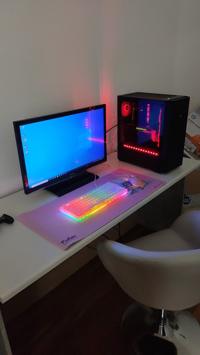 januscha_'s tweet photo. Der Wunsch von meinem Lieblingsmenschen @Felixtigerstatz hat sich erfüllt, denn seine Freundin hat jetzt auch einen PC mit dem sie zocken kann heheheh https://t.co/q9ALzb7zV4