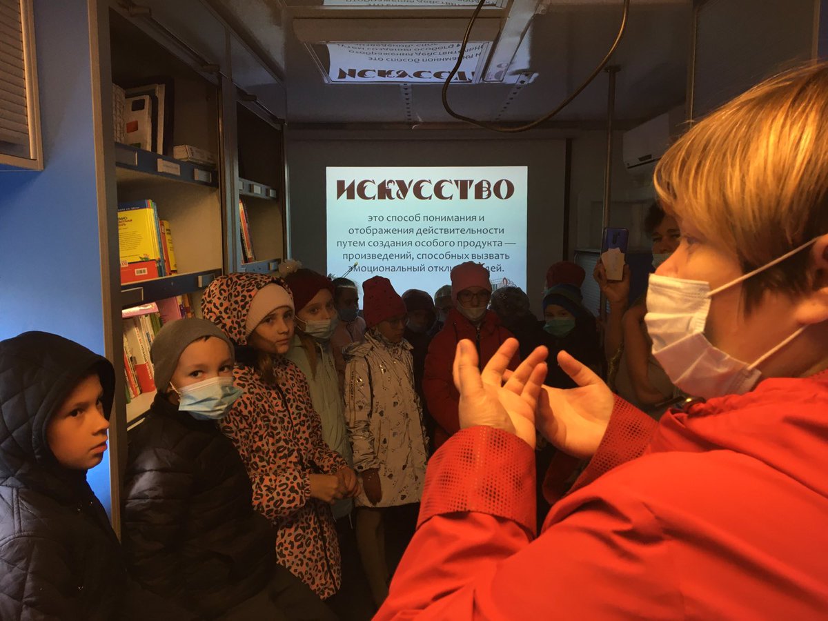 В рамках #неделя_книг_по_искусству проекта #Книгомания_2021 сотрудники КИБО <a href="/Dvorec_Knigi/">Дворец Книги</a> провели интерактивное занятие "Краски, звуки и слова" для учащихся мирновской школы. Ребята вспомнили виды искусства, и познакомились с книгами по теме. #ГодКниги