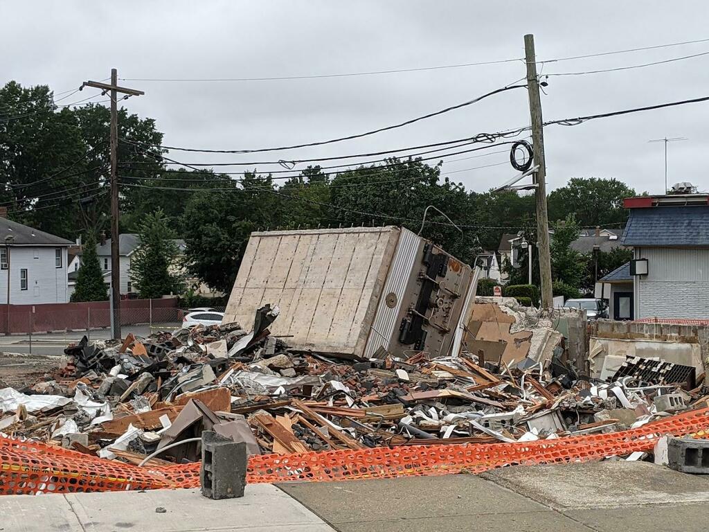 Mildly_Fun's tweet photo. Bank in my neighborhood was demolished but the vault was intact #mildlyinteresting https://t.co/LjXoV483x6