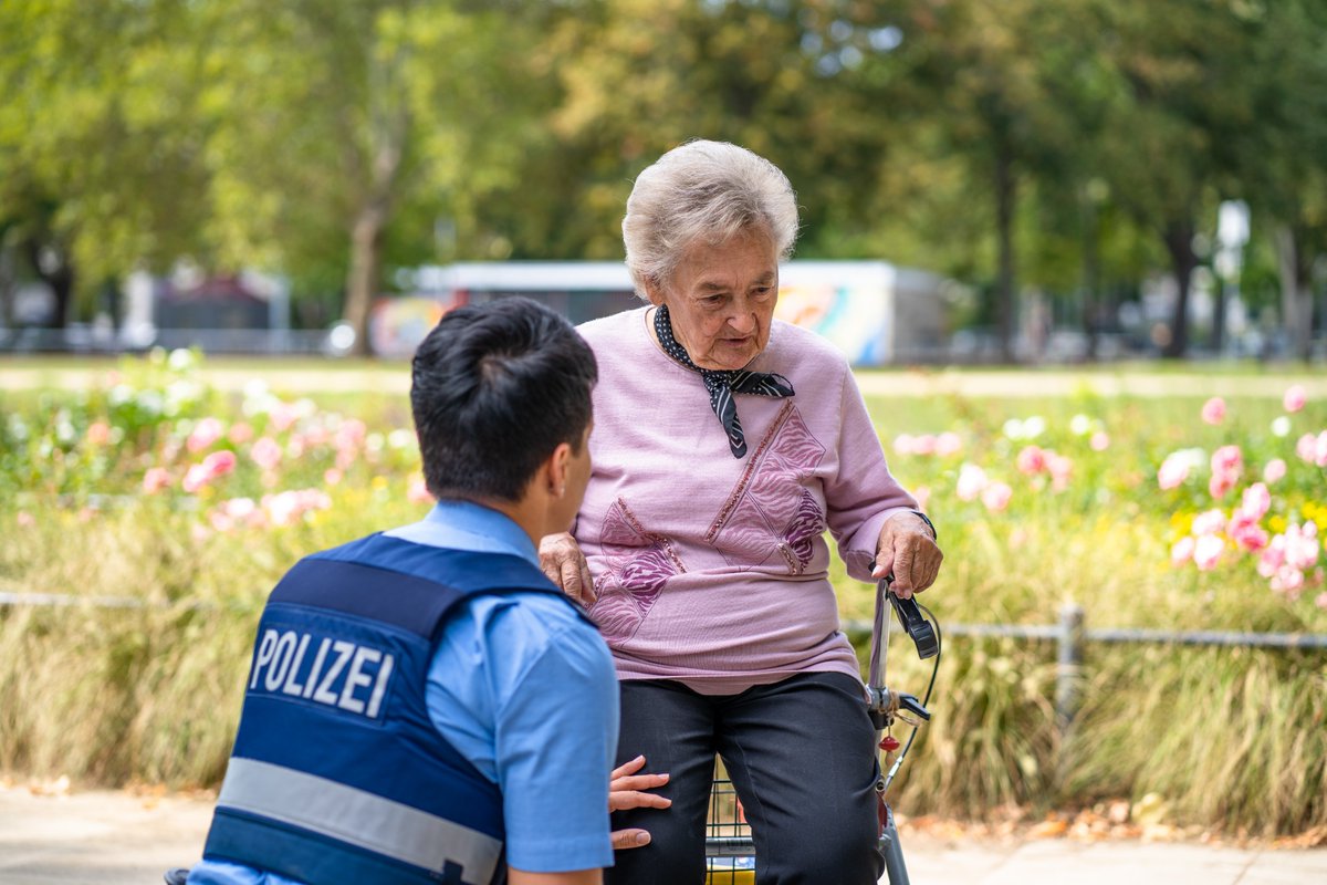 PolizeiMainz's tweet photo. ❗️Dringender Appell❗️
Zur Zeit kommt es zu zahlreichen Anrufen von Callcenter-Betrügern bei älteren Menschen. Sie geben sich als Enkel, Anwalt oder Polizeibeamte aus und versuchen mit schockierenden Nachrichten, Geld zu erlangen. 
#Schockanrufe
#WirsindEurePolizei
#bitteretweet https://t.co/xd44wppahf
