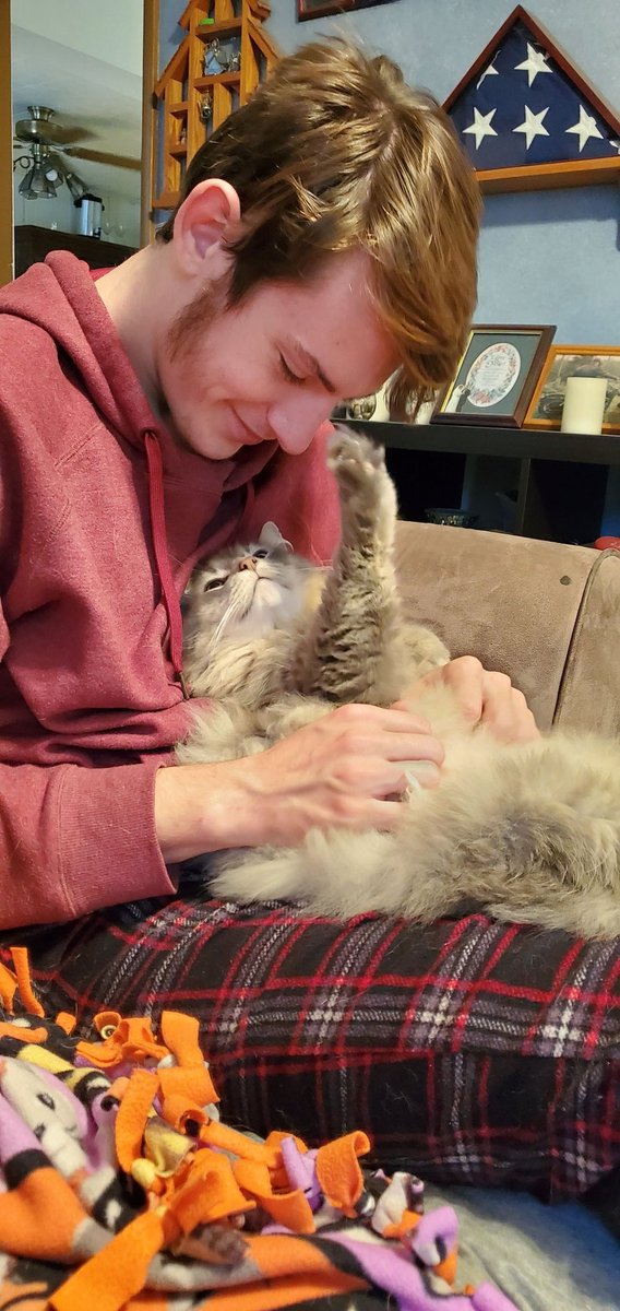 EvrybodyLvsFuzz's tweet photo. Today mine hooman brudder birthday! Me wubs him!! Him snuggles me every night ❤️
#birthday #cat #CatsOfTwitter #Gabriel https://t.co/j6LlWKVoau