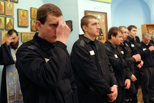 Священник в колонии. Заключенные в церкви. Исповедь осужденного. Исповедь осужденного. Плачет в храме.
