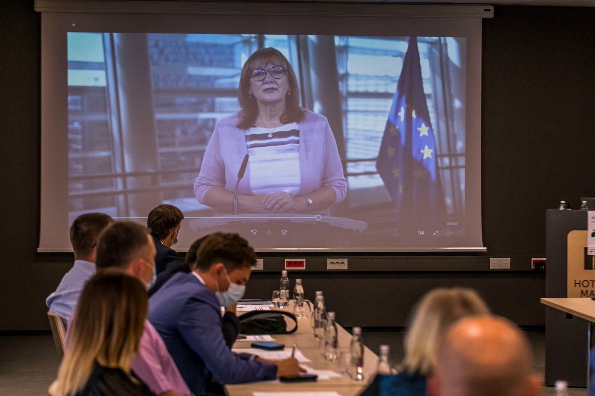 Yesterday Commissionner <a href="/dubravkasuica/">Dubravka Šuica</a> delivered an inspiring speech to a crowd a Slovenian and Croatian mayors gathered in Maribor for the <a href="/eumayors/">Covenant of Mayors - Europe</a> ceremony. "#Cities, #regions and #rural areas are key in achieving the #EUGreenDeal."▶️youtu.be/XVspqTMxsj0