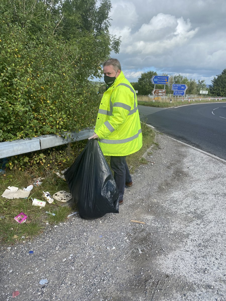 Myself and @JeffBrimblePLR doing our bit for @worldcleanupday @worldcleanupdayuk @PineLakeResort #oneteam #diamondgogreen #diamondcareers