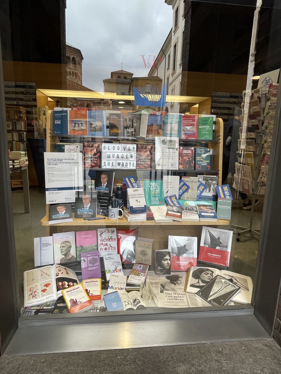 CriPasqualini's tweet image. Esterni e interni della libreria Vita e Pensiero all’insegna della fraternità… ⁦@vitaepensiero⁩ ⁦@fabiointroini⁩ ⁦@RapportoGiovani⁩ ⁦@FomMilano⁩