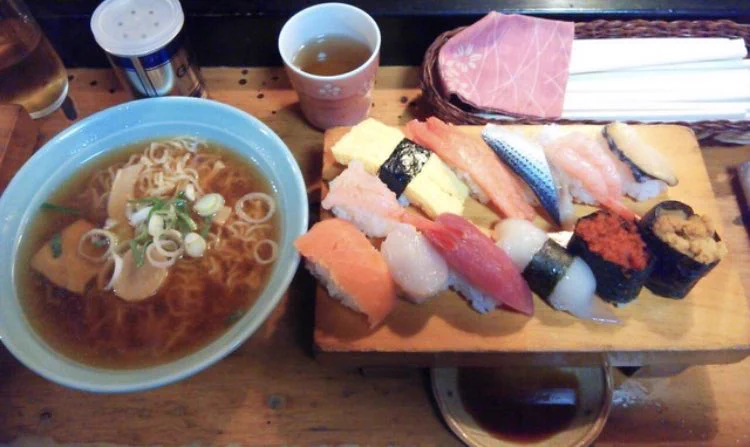 @yuji_masataka こちら青森は800円のラーメン定食になります。
数年前までは同じクオリティで600円でした...
寿司は勿論、ここのラーメンがめちゃくちゃ美味いです😋 