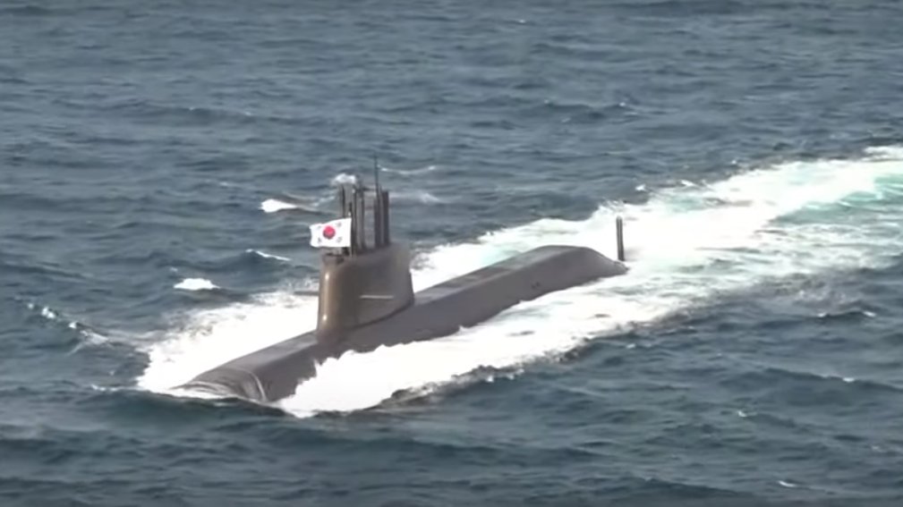 NewsArirang's tweet photo. “[The SLBM test by] S. Korea showed that self-defense has precedence over all matters, that we should always have the right to self-defend ourselves.”@InBum_Chun Fmr. LTG of ROK Army &amp; @j3nnyt0wn Director @38NorthNK on both Koreas' ballistic missile tests https://t.co/eEoMGN9hu8 https://t.co/YWm9vRz7mO