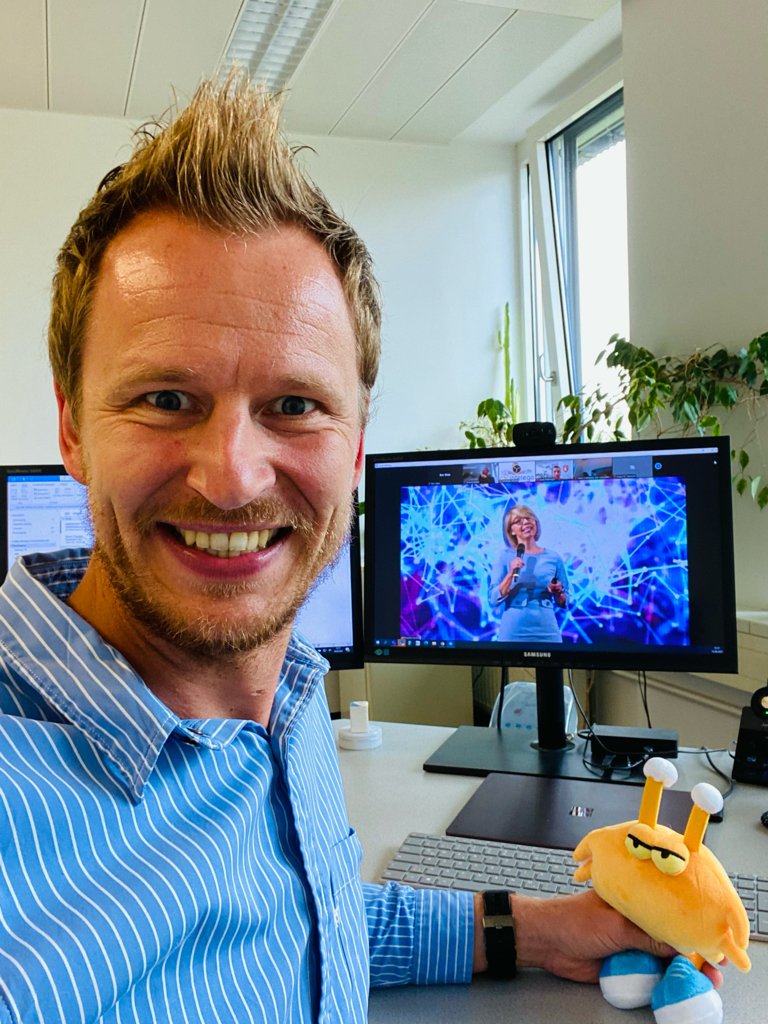 ericweismuc's tweet photo. #Viri und ich haben viel Spaß beim #GDATAtechday - gerade ist Cornelia Lehle auf der Bühne und spricht zur #GDATA Roadmap 2021/2022. Viele Dank für die Einladung @HFL_21 und @h4uk3 :-)
#wirsindICT https://t.co/eQHKqnrQON
