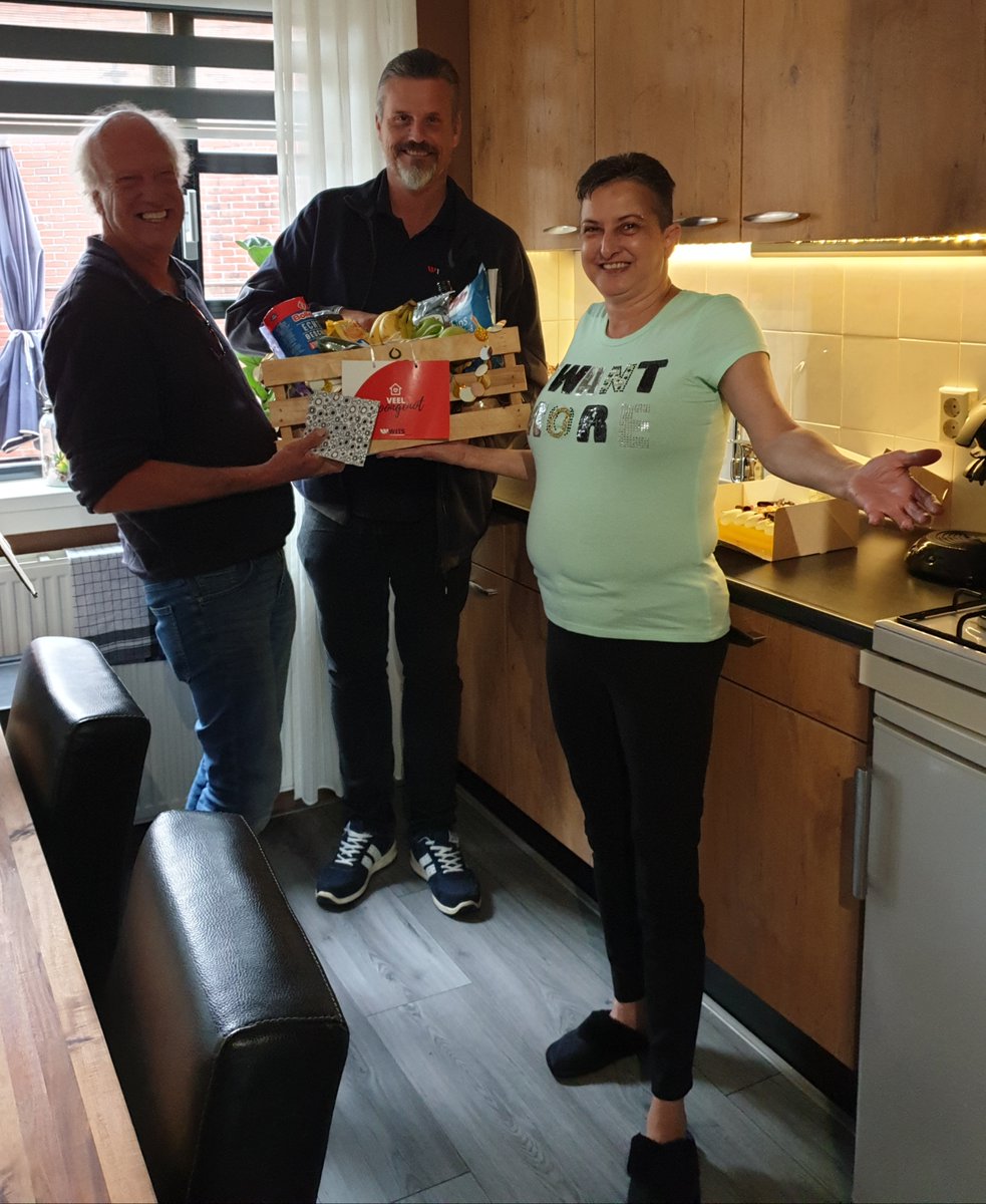 Vandaag was het zover: Wits Vastgoedonderhoud Nederland heeft , in opdracht van De Huismeesters, de 100e keuken geplaatst in De Hoogte! We hebben deze 100e keuken feestelijk opgeleverd door de bewoner te verrassen met een goed gevulde boodschappenkist! 

dehuismeesters.nl/over-ons/publi…