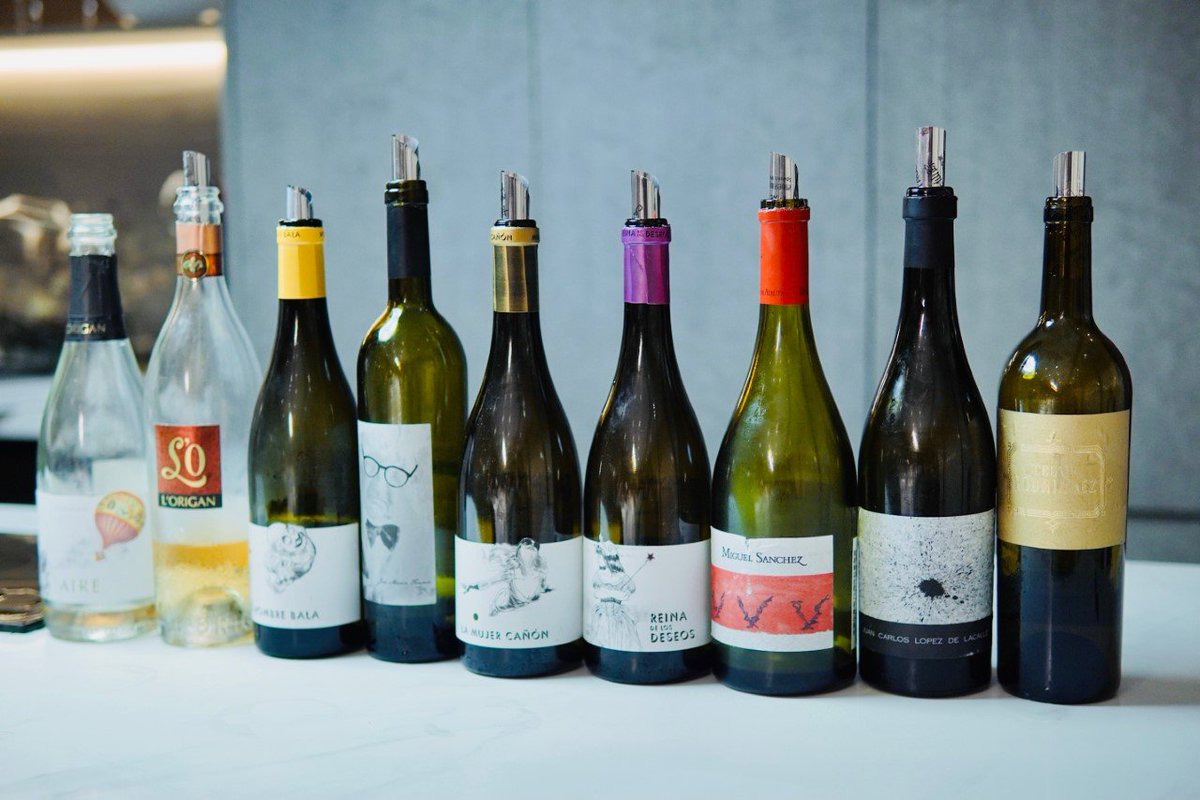 uvasfelices's tweet photo. Wine tasting in Shenzhen (China) with customers and sommeliers. We tasted Aire Rosé Brut Nature, L’O de L’Origan Rosé, El Hombre Bala, La Mujer Cañón, Reina de los Deseos and four fantastic wines of 75th Anniversary Collection - Vila Viniteca. A luxury! https://t.co/R9L3HiAGkw