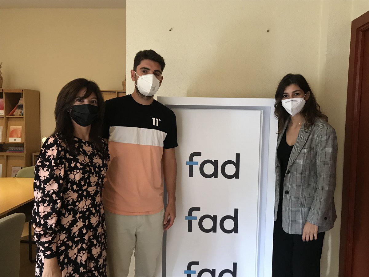 NoemiMtnezTevar's tweet photo. ¿Cómo socializar en el recreo en pandemia?
¿Cómo hacerlo de una forma segura... y educativa?
Con #EducaciónConectada, @FadJuventud ha pedido soluciones a docentes y estudiantes y ha encontrado valiosas respuestas.
#RepensandoAulas
👂En @radio5_rne👇
🔊https://t.co/uGD1cFUeb1 https://t.co/JOFvWHtNyy