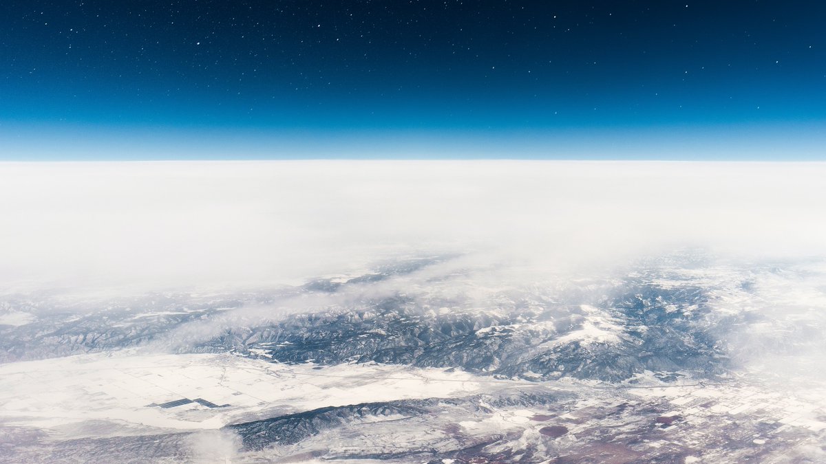 El #ozono es un gran contaminante en la superficie terrestre, pero un escudo que nos protege de la radiación UV cuando está en la estratosfera. Pero, ¿os habíais preguntado alguna vez cómo filtra esa luz? Pues aprovechando el #DíaDelOzono os cuento… e igual os sorprende🧵👇🏻