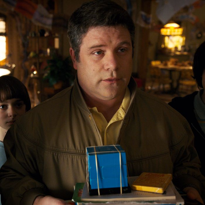 FilmEasterEggs's tweet photo. In 'Stranger Things' S2, Bob Newby says he's from Maine and was haunted by an evil clown when he was a kid which would’ve been in the late ’50s https://t.co/YS7TVE4Ol6