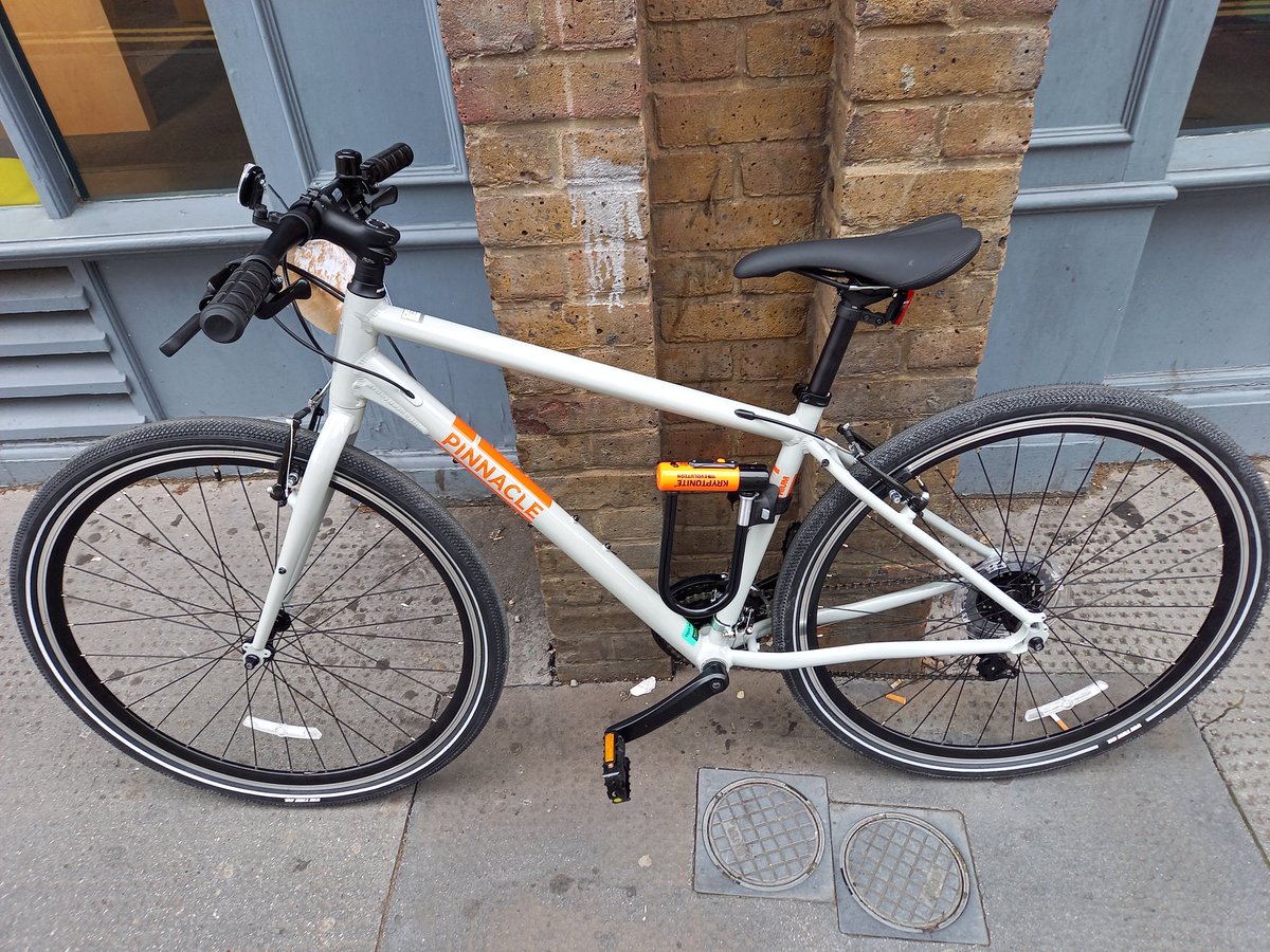 FI_MIKE_'s tweet image. @StolenRide stolen last night in Clissold Park area.  Please keep an eye out... only just replaced my last stolen bike 😔. Added a black bottle holder since this picture. Thanks!