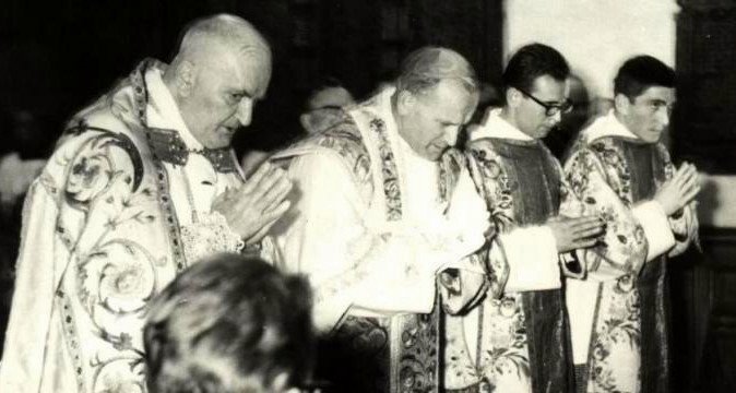 EpiskopatNews's tweet photo. 28 września 1958 roku Karol Wojtyła otrzymał w katedrze na Wawelu święcenia biskupie z rąk abp. Eugeniusza Baziaka. Jako zawołanie biskupie przyjął słowa: „Totus Tuus". https://t.co/YtXuiJSfJS